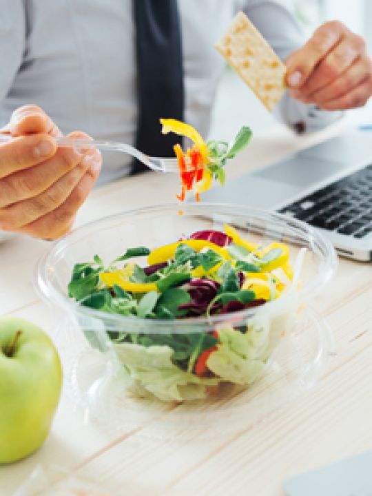 COIN REPAS<br />Une salle de repas avec un réfrigérateur et un micro-onde est mis à disposition gratuitement à tous les clients du Relais du Château. COIN REPAS<br />Une salle de repas avec un réfrigérateur et un micro-onde est mis à disposition gratuitement à tous les clients du Relais du Château.