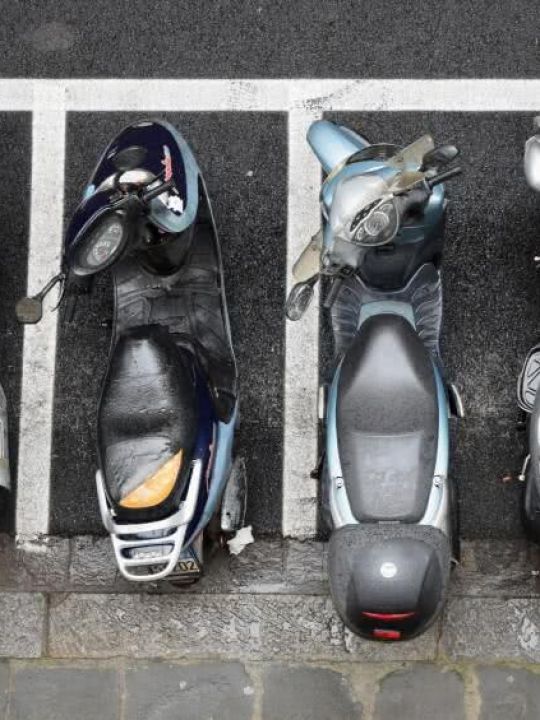PARKING 2 ROUES<br />Les motos et vélos peuvent être stationnés et rechargés sous le porche clos de notre maison, sur demande et sans supplément. PARKING 2 ROUES<br />Les motos et vélos peuvent être stationnés et rechargés sous le porche clos de notre maison, sur demande et sans supplément.