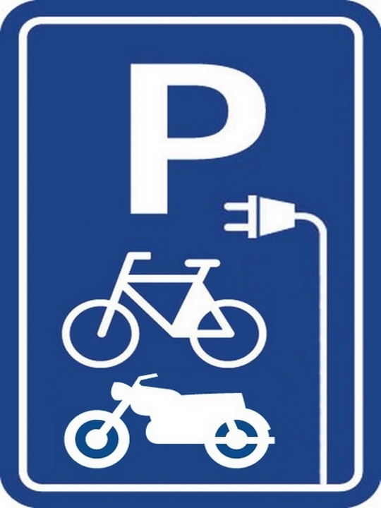 PARKING 2 ROUES<br />Les motos et vélos peuvent être stationnés sous le porche clos et couvert de notre maison sur demande. Des prises sont disponibles pour la recharge des vélos électriques sans supplément. PARKING 2 ROUES<br />Les motos et vélos peuvent être stationnés sous le porche clos et couvert de notre maison sur demande. Des prises sont disponibles pour la recharge des vélos électriques sans supplément.