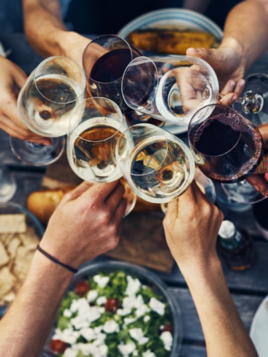TABLE D'HÔTES<br />Sur le pouce ou en dégustation, la table d'hôtes vous est proposée tous les soirs sur réservation préalable avec des produits et vins locaux. TABLE D'HÔTES<br />Sur le pouce ou en dégustation, la table d'hôtes vous est proposée tous les soirs sur réservation préalable avec des produits et vins locaux.