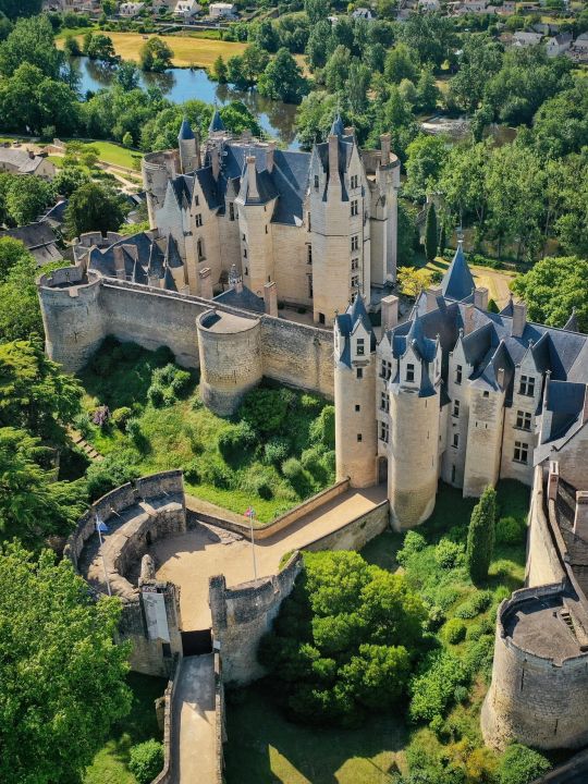 MONTREUIL BELLAY - 25 mn de Oiron<br />Son superbe Château, son patrimoine historique, ses balades et activités le long du Thouet qui la borde.<br />Plus d'info : https://www.ot-saumur.fr/arts-et-histoire/villes-et-villages/montreuil-bellay/