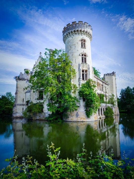 LA MOTHE CHANDENIERS - 20 mn de Oiron<br />Le château est un régal pour les curieux de nature, les passionnés d'architecture et les explorateurs en herbe.<br />Plus d'info : https://www.mothe-chandeniers.com/<br />