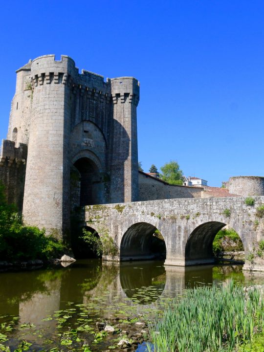 PARTHENAY - 40 mn de Oiron<br />Dominant une boucle du Thouet, la ville médiévale de Parthenay est un concentré de l'architecture du Moyen-Age.<br />Plus d'info : https://www.parthenay.fr/animee/visiter-parthenay/cite-medievale-un-quartier-historique-preserve PARTHENAY - 40 mn de Oiron<br />Dominant une boucle du Thouet, la ville médiévale de Parthenay est un concentré de l'architecture du Moyen-Age.<br />Plus d'info : https://www.parthenay.fr/animee/visiter-parthenay/cite-medievale-un-quartier-historique-preserve