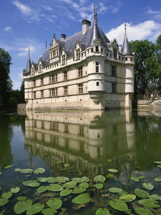 AZAY LE RIDEAU - 50 mn de Oiron<br />Un bijou de château qui baigne dans l’ambiance romantique d’un parc paysager, bercé par les eaux de la rivière. Partez pour un voyage dans le temps, du XVIe au XIXe siècle, en visitant cet incontournable château de la Loire.<br />Plus d'info : https://www.azay-le-rideau.fr/ AZAY LE RIDEAU - 50 mn de Oiron<br />Un bijou de château qui baigne dans l’ambiance romantique d’un parc paysager, bercé par les eaux de la rivière. Partez pour un voyage dans le temps, du XVIe au XIXe siècle, en visitant cet incontournable château de la Loire.<br />Plus d'info : https://www.azay-le-rideau.fr/