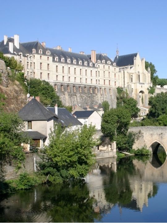 THOUARS - 15 mn de Oiron<br />Son château surplombant le Thouet, son patrimoine architectural et historique et son marché sélectionné en 2023 parmi les 10 plus beaux marchés de France.<br />Plus d'info : https://www.maisonduthouarsais.com/