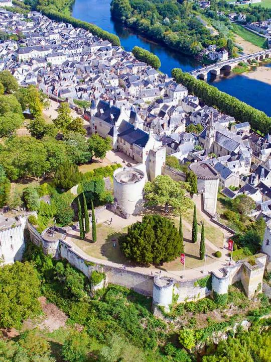 CHINON - 35 mn de Oiron<br />Sa forteresse royale surplombant la ville et la Vienne, son patrimoine historique.<br />Plus d'info : https://www.azay-chinon-valdeloire.com/