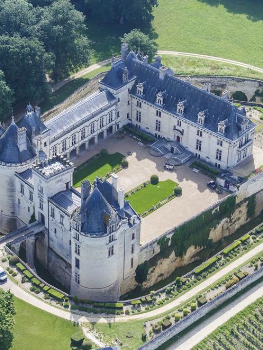 CHATEAU DE BREZE - 35 mn de Oiron<br />Superbe château du 16ème siècle avec son réseau troglodytique situé sous le château et dans les fossés, comportant aussi bien des pièces de la vie quotidienne que militaire.<br />Plus d'info : https://www.chateaudebreze.com/