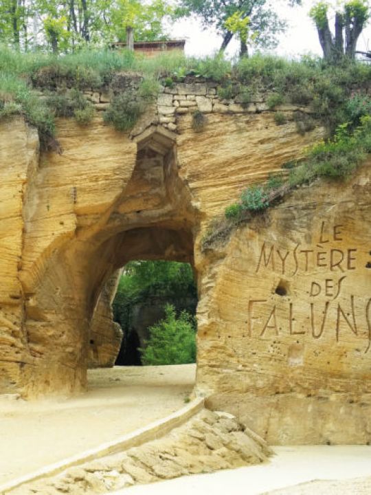 DOUE LA FONTAINE - 35 mn de Oiron<br />Vous pourrez visiter les sites troglodytiques, tels que Le Mystère des Faluns, les roseraies ou encore le Zoo.<br />Plus d'info : https://www.anjou-tourisme.com/fr/voir-faire/que-visiter/tous-les-sites-visiter/lieu/doue-la-fontaine DOUE LA FONTAINE - 35 mn de Oiron<br />Vous pourrez visiter les sites troglodytiques, tels que Le Mystère des Faluns, les roseraies ou encore le Zoo.<br />Plus d'info : https://www.anjou-tourisme.com/fr/voir-faire/que-visiter/tous-les-sites-visiter/lieu/doue-la-fontaine