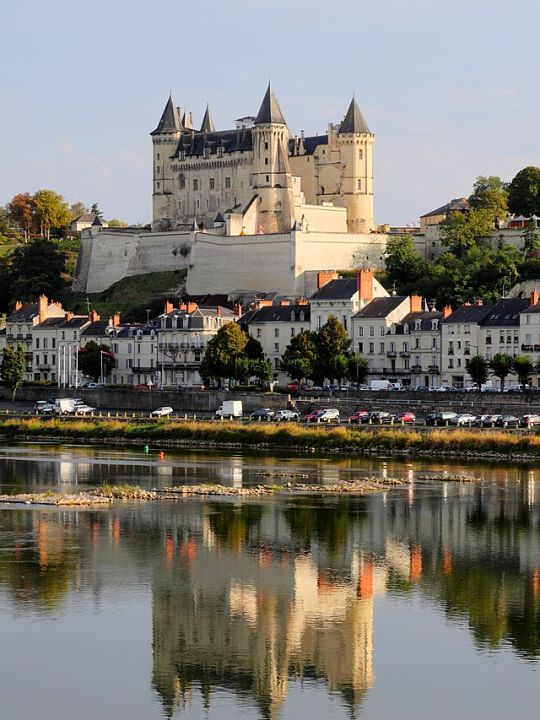 SAUMUR - 45 mn de Oiron<br />Découvrez la ville et ses rues piétonnes, son château surplombant la Loire, ses musées (musée des Blindés) et ses nombreuses activités.<br />Plus d'info : https://www.ot-saumur.fr/