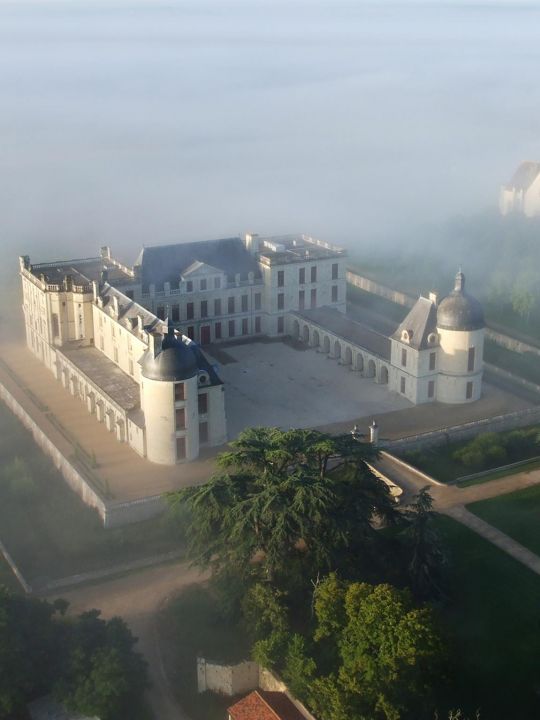 CHATEAU DE OIRON - 0 mn - Oiron<br />Le superbe château d'Oiron et son parc qui ravira amateurs d'art et d'histoire à 2 mn à pied du Relais du Château.<br />Plus d'info : https://www.chateau-oiron.fr/