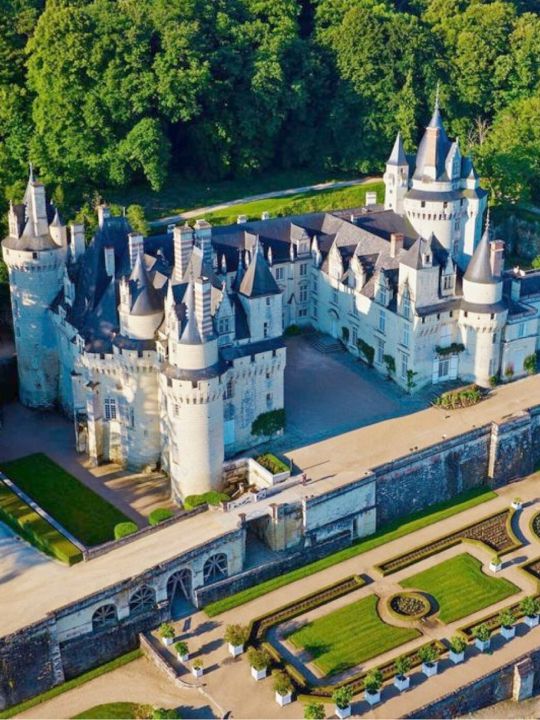 CHATEAU D'USSE - 50 mn de Oiron<br />Château aux allures féeriques surplombant l'Indre et la Loire, si merveilleux qu’il inspira Charles Perrault pour sa Belle au Bois Dormant.<br />Plus d'info : https://www.chateaudusse.fr/ CHATEAU D'USSE - 50 mn de Oiron<br />Château aux allures féeriques surplombant l'Indre et la Loire, si merveilleux qu’il inspira Charles Perrault pour sa Belle au Bois Dormant.<br />Plus d'info : https://www.chateaudusse.fr/